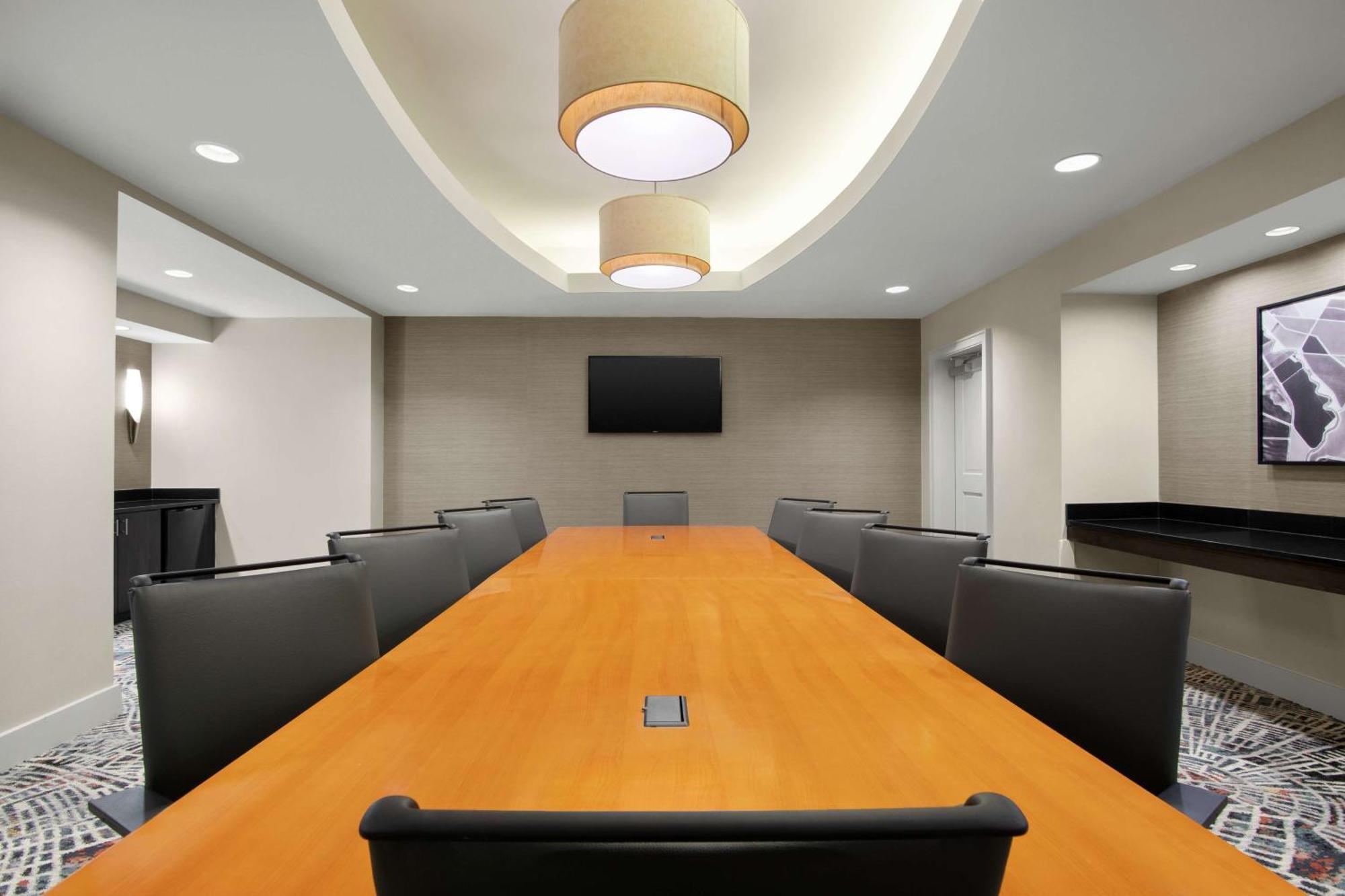 Hotel Embassy By Hilton Newark Airport 4*