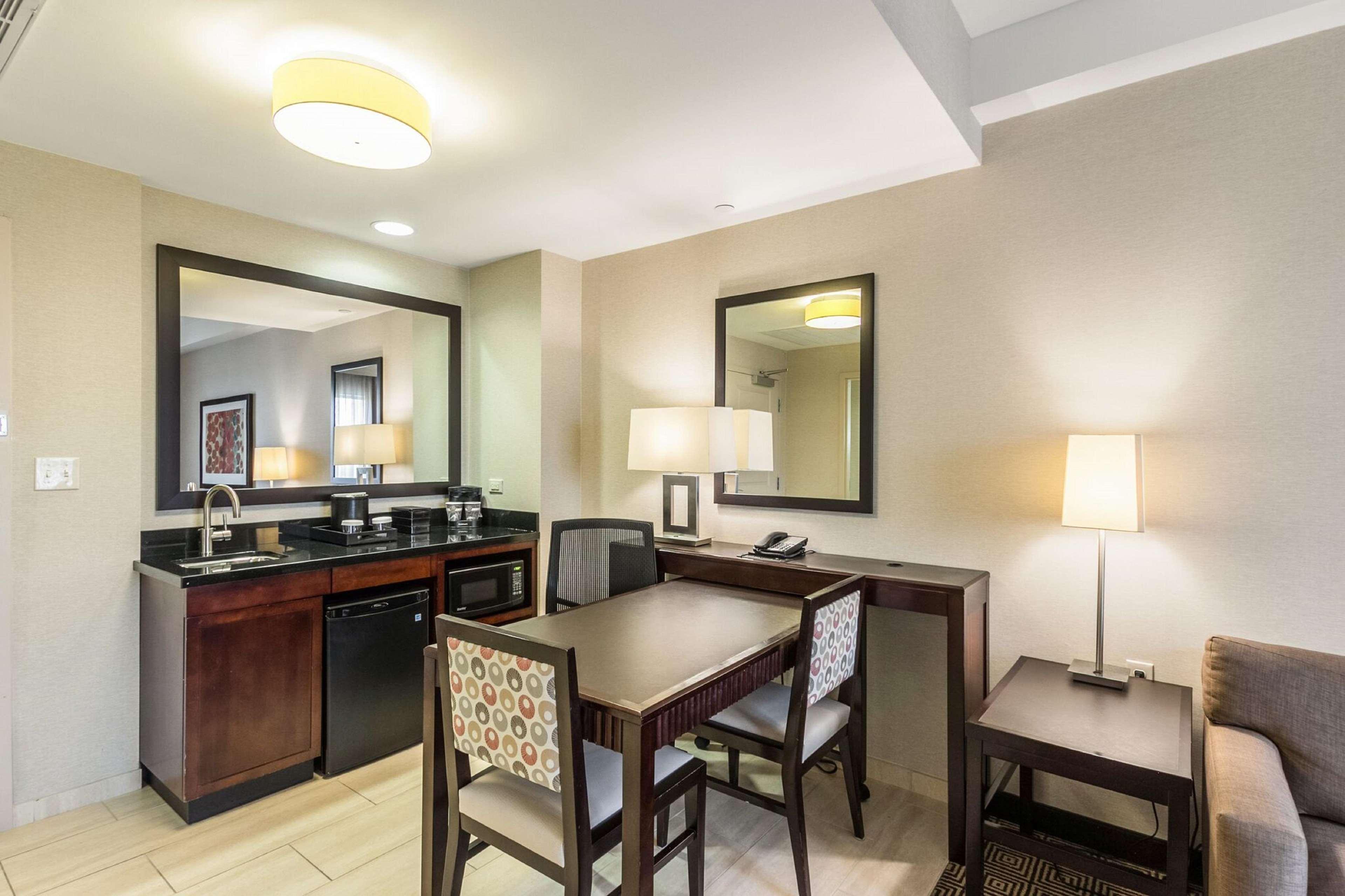 Hotel Embassy By Hilton Newark Airport Elizabeth