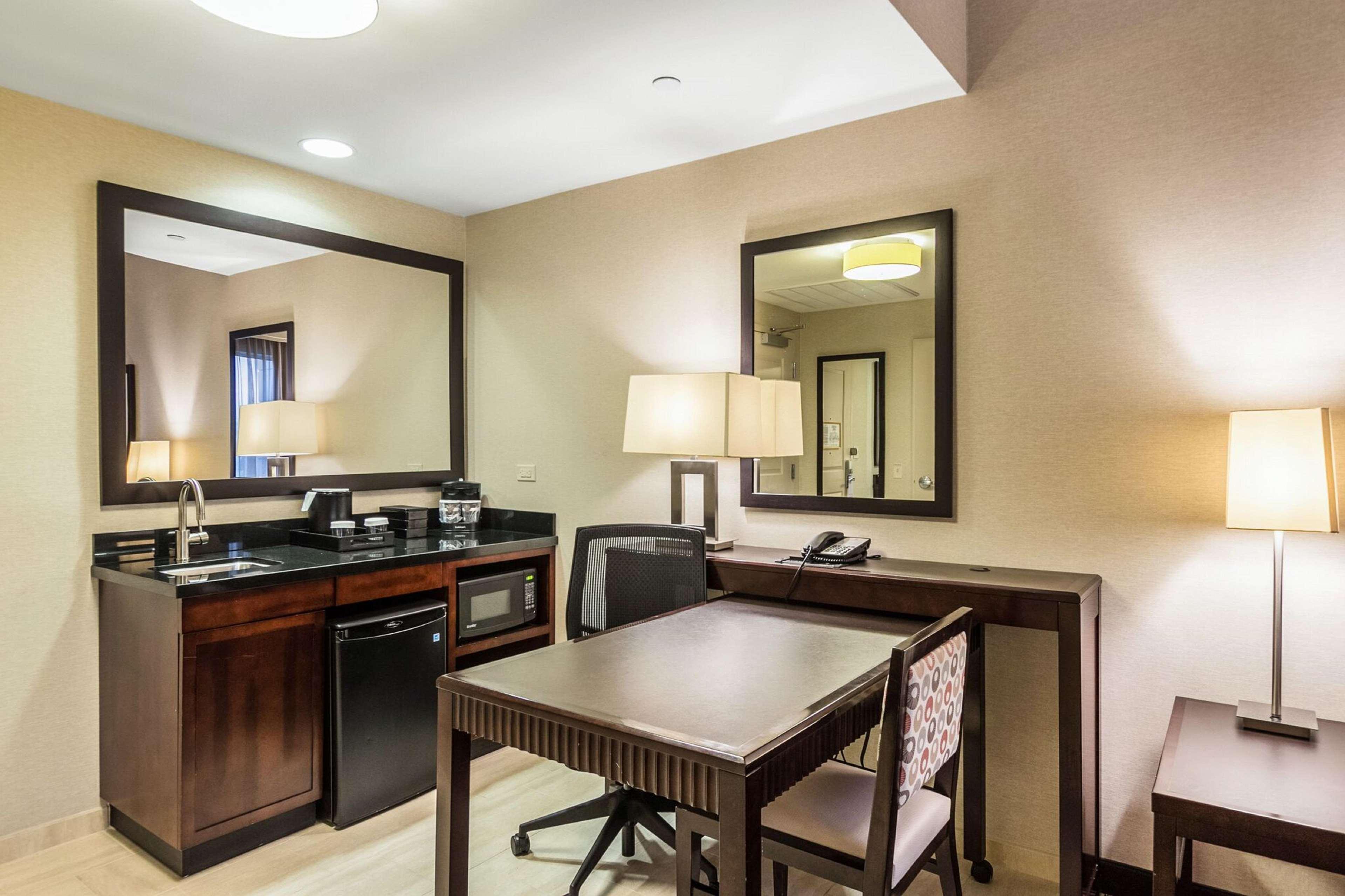 Hotel Embassy By Hilton Newark Airport Elizabeth