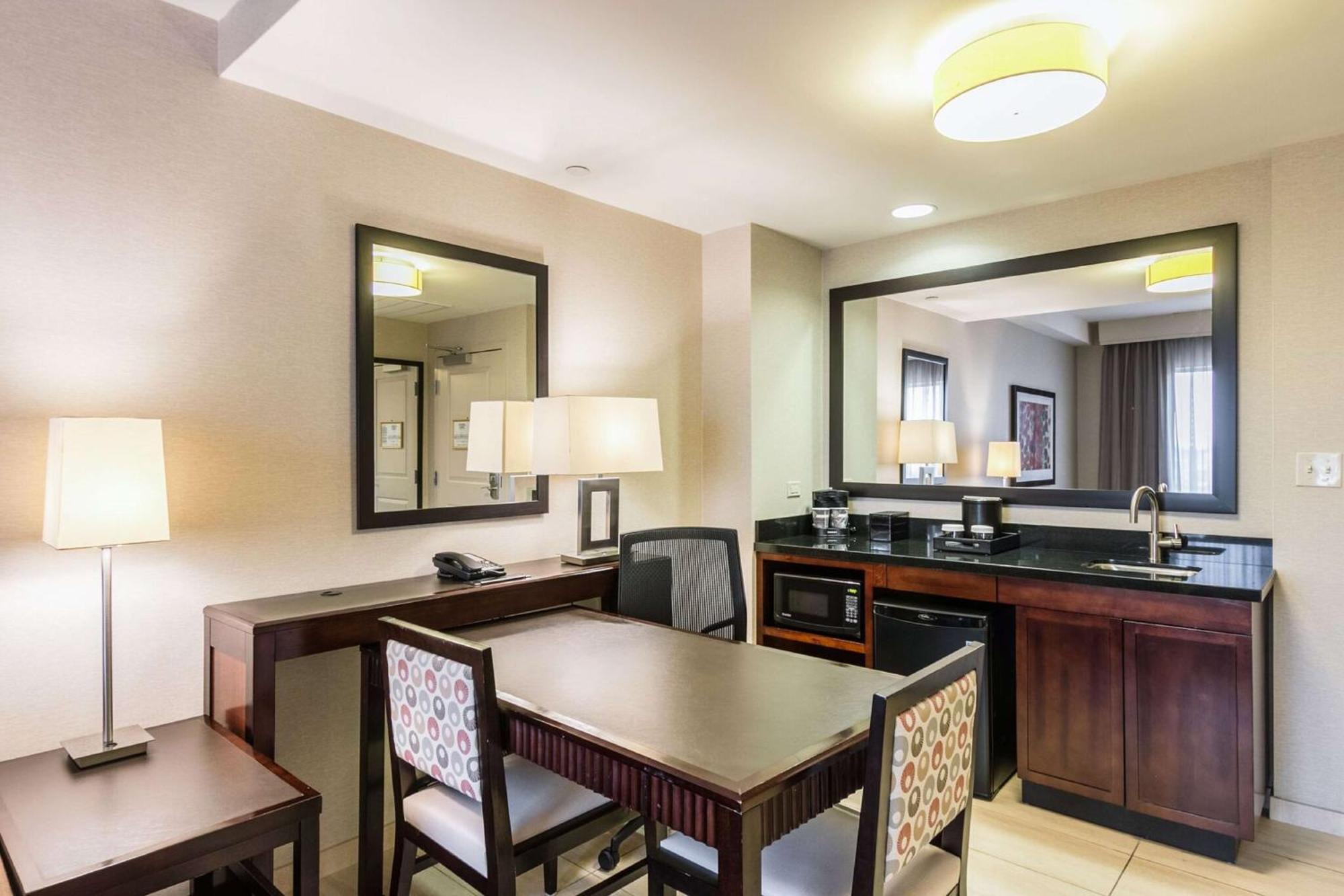 Hotel Embassy By Hilton Newark Airport Elizabeth