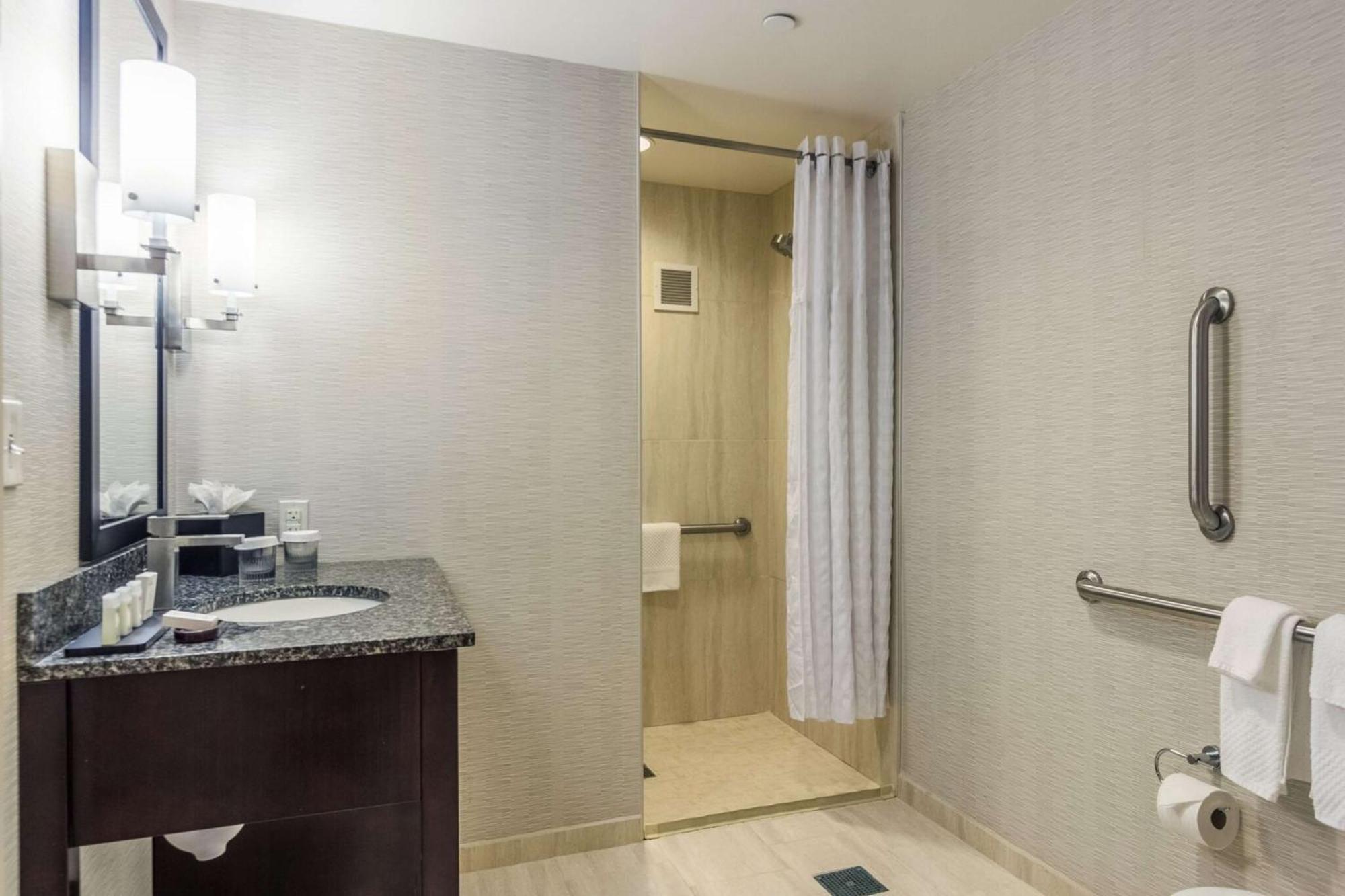 Hotel Embassy By Hilton Newark Airport