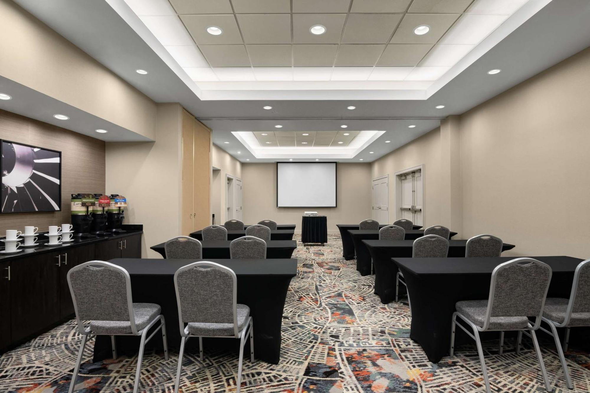 Embassy By Hilton Newark Airport 4*