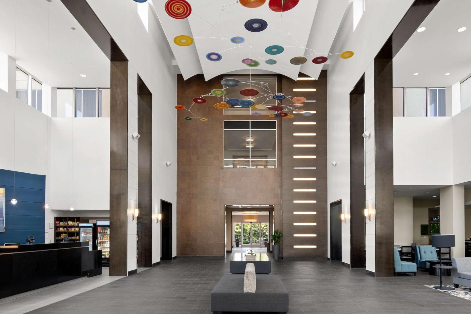Hotel Embassy By Hilton Newark Airport 4*