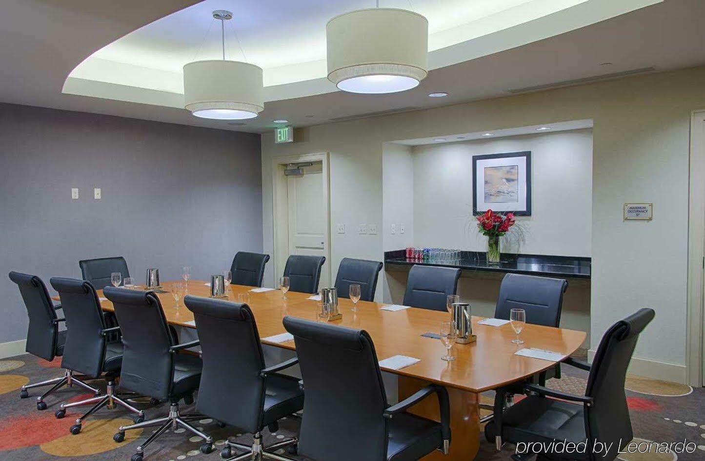 Hotel Embassy By Hilton Newark Airport 4*